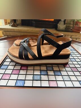 Vionic Kellyn Black Strappy Platform Sandals with Tan Footbed